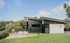 Wildwood - Luxe Vineyard Retreat With Tranquil Views